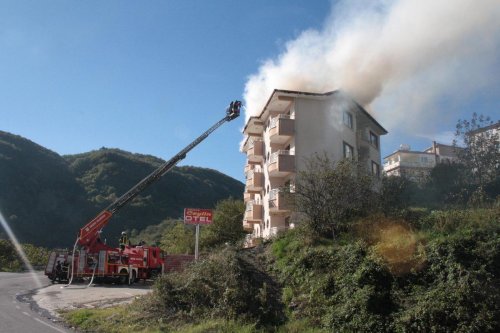 Turistik ilçedeki otelin çatısında yangın
