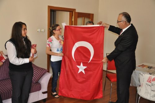Niğde Valiliği, vatandaşlara Türk bayrağı dağıttı