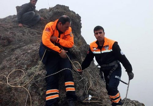 Kayalıklarda sıkışan keçileri AFAD ekipleri kurtardı