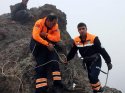 Kayalıklarda sıkışan keçileri AFAD ekipleri kurtardı
