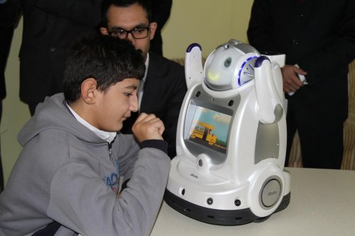 Zihinsel engelli çocuklara robotlu eğitim