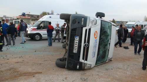 Aksaray'da minibüsle otomobil çarpıştı: 6 yaralı