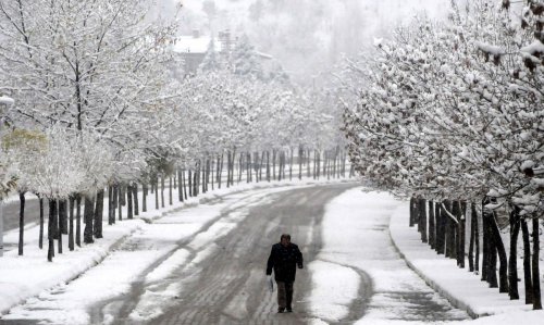 Isparta'da kar yağışı etkili oluyor