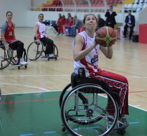 Kadın basketbolcular, engellilerle maç yaptı