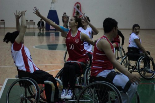 Kadın basketbolcular, engellilerle maç yaptı