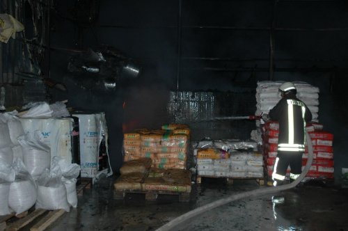 Tekirdağ'da kereste imalathanesinde yangın: 2 yaralı
