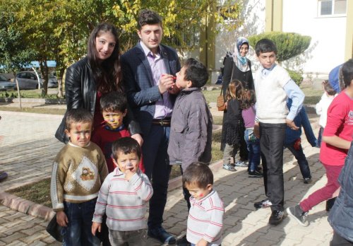 Öğrencilerden Suriyeli ailelere kısa filmle eğitim