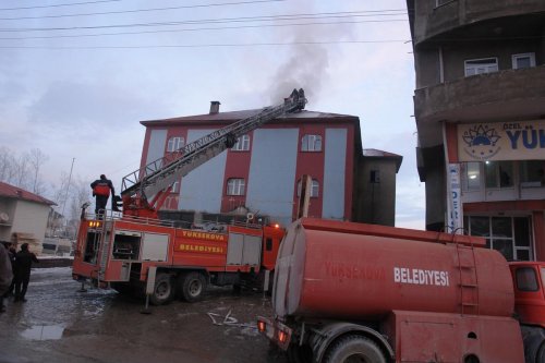 Yüksekova'da çatı katında yangın