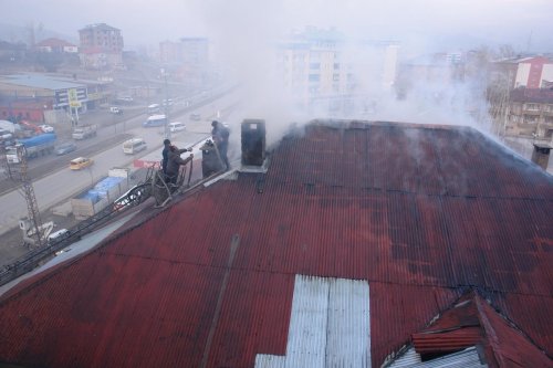 Yüksekova'da çatı katında yangın