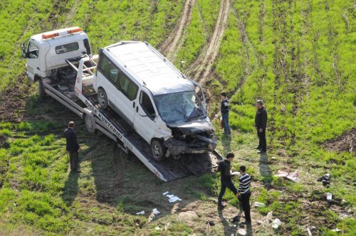 Cizre'de minibüs şarampole yuvarlandı: 2 ölü, 2 yaralı
