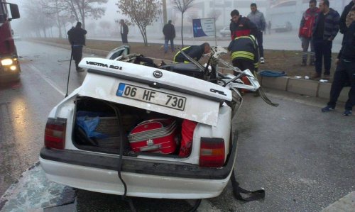 Yozgat'ta otomobil tıra çarptı: 2 yaralı