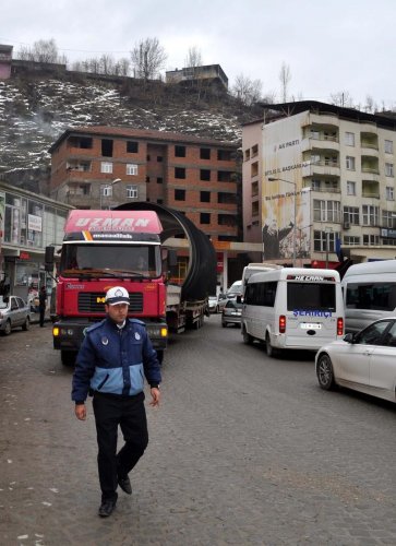 Bitlis'ten geçirilen dev baraj borusu şaşırttı