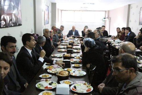 HDP'liler, basın mensuplarıyla kahvaltıda buluştu