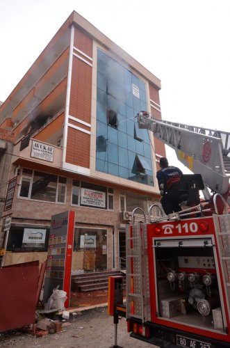 Osmaniye'de iş merkezinde yangın