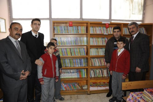 Ahlat'ta okul kütüphanesine kitap yardımı