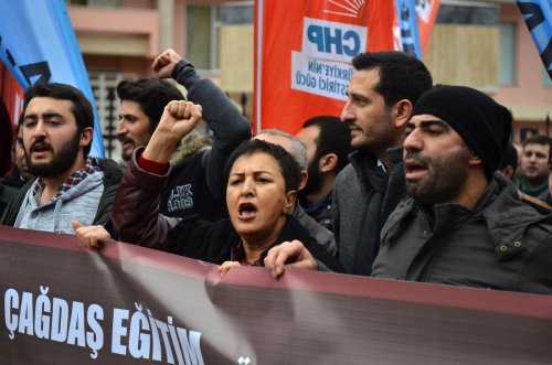 CHP Ankara İl Gençlik Kolları MEB önünde eylem yaptı