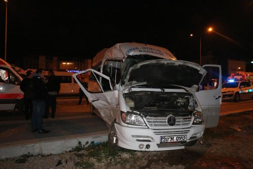 Denizli'de trafik kazası: 19 yaralı