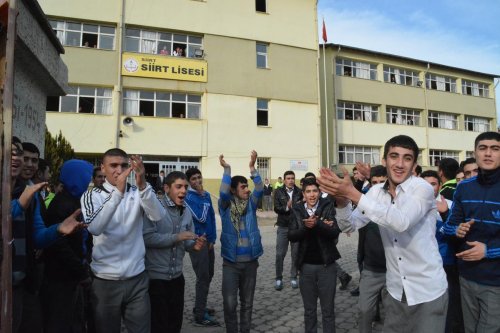 Siirt'te lise öğrencileri müdür değişikliğini protesto etti