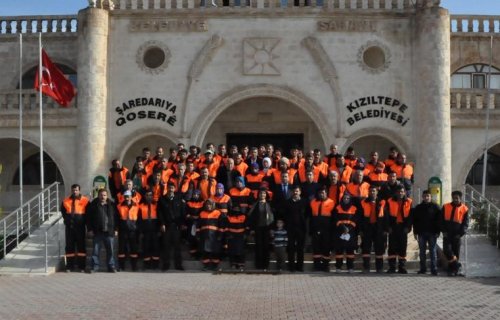 Kızıltepe Belediyesi temizlik işçilerine kışlık elbise dağıttı