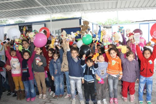Suriye'li çocuklara oyuncak