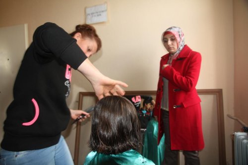 Varto'da öğrencilerin saçları ücretsiz kesildi
