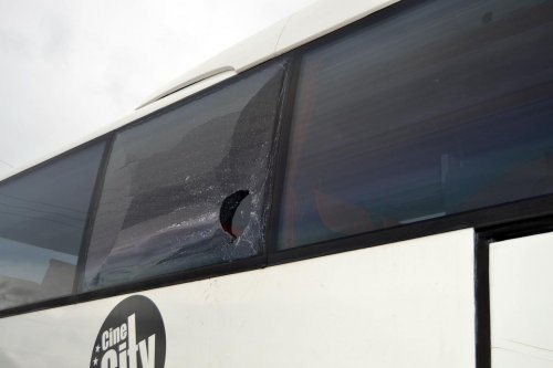 Hasarlı kaza sonrası yolcu otobüsünün camlarını kırdılar
