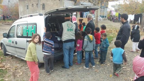 Suriyeli çocuklara mont yardımı