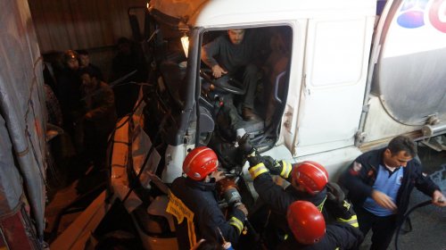 Tanker kabininde sıkışan şoför itfaiye ekiplerince kurtarıldı