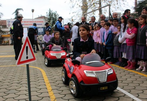 Trafik kurallarını okul bahçesinde öğrenecekler