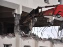 1999 depreminde hasar alan okul binası yıkılıyor