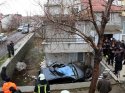 Balkona çarparak bahçeye düşen otomobilin sürücüsü öldü