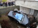 Balkona çarparak bahçeye düşen otomobilin sürücüsü öldü
