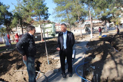 Belediye Başkanı Öztürk, Nihat Yıldırım Parkı'nda incelemede bulundu