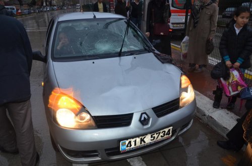Kocaeli'nde otomobilin çarptığı 2 kadın yaralandı