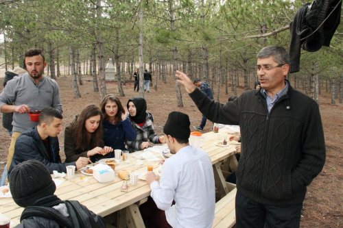 Suşehri'nde üniversite öğrencileri piknikte bir araya geldi