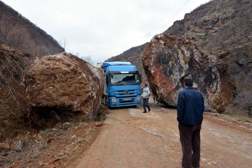 Tunceli-Erzincan karayoluna kaya parçaları düştü
