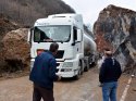 Tunceli-Erzincan karayoluna kaya parçaları düştü