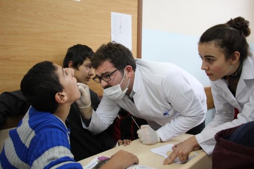 Zara'da öğrencilere, ağız ve diş sağlığı eğitimi verildi