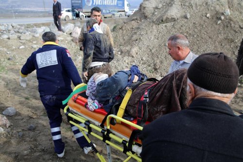 Erzincan'da otomobil sulama kanalına devrildi: 1 ölü, 4 yaralı