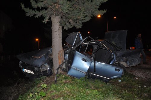 İzmir'de iki otomobil çarpıştı, 3 kişi yaralandı