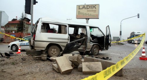 Kamyon, ışıkta bekleyen minibüse çarptı: 1 ölü, 5 yaralı