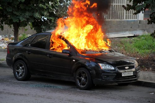Mersin'de park halindeki araç yandı