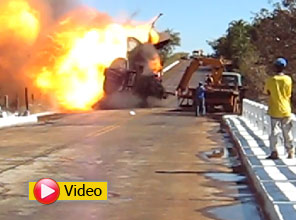 Akaryakıt yüklü tanker böyle patladı - Video