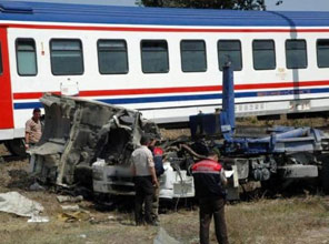 Yolcu treni kamyona çarptı: 3 ölü