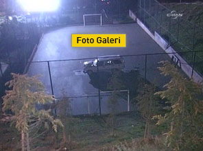 Futbol sahasına otomobil düştü - Foto