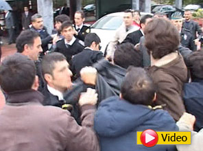 İsrail büyükelçisine şok saldırı - Video