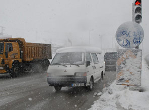 Bolu Dağı'nda kar ve sis trafiği olumsuz etkiliyor  