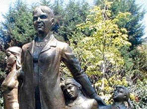 Baykalın evinin karşısına Saylan heykeli
