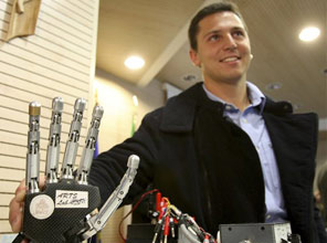 Düşünce ile hareket edebilen robot el