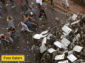 Darbecilere halktan taş yağmuru - Foto